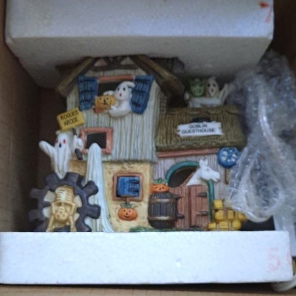 ABC Distributing 3 pieces Halloween Porcelain Farmhouse Goblin Guesthouse - Picture 6 of 7